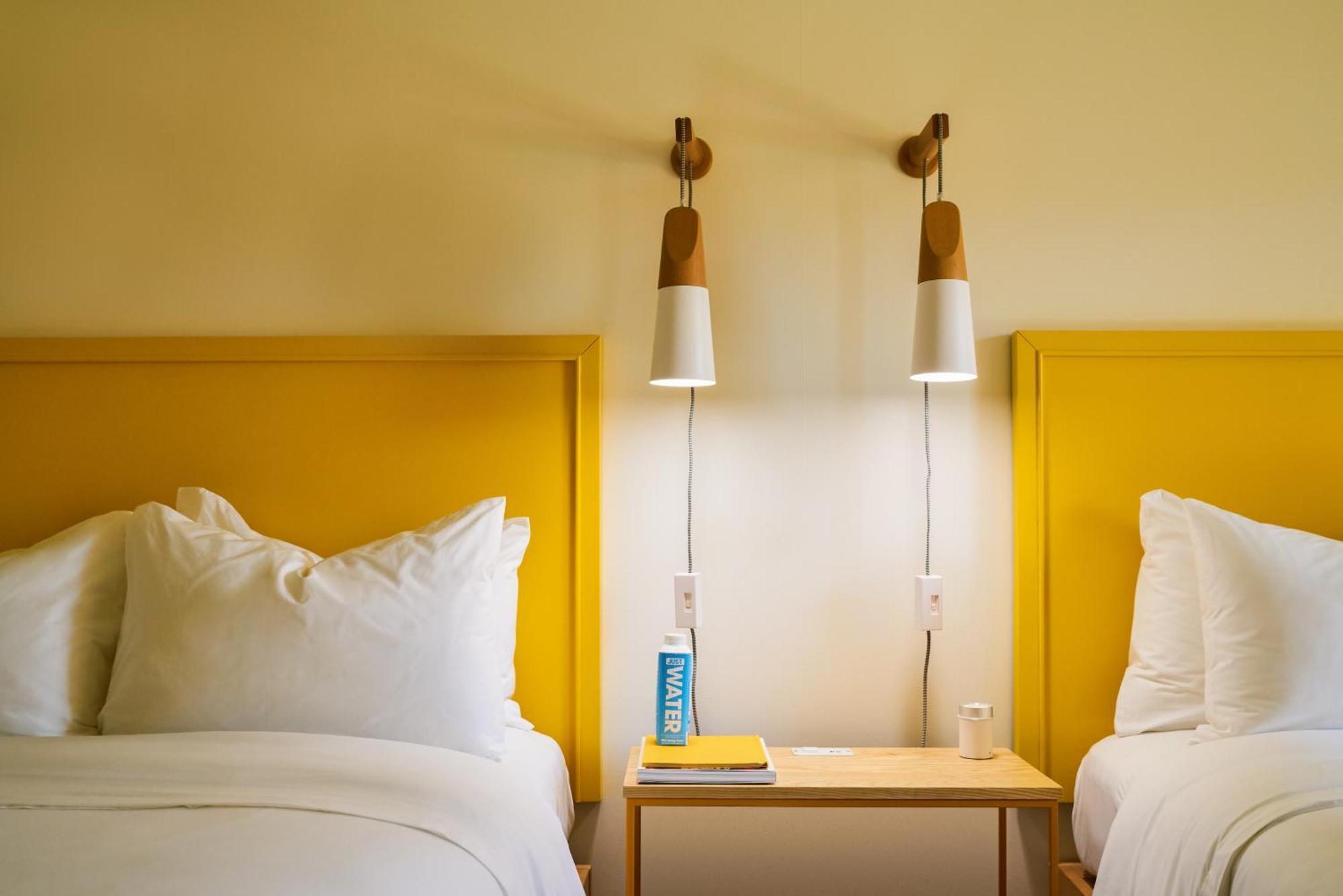 Suite mit Queensize-Doppelbett und Poolblick