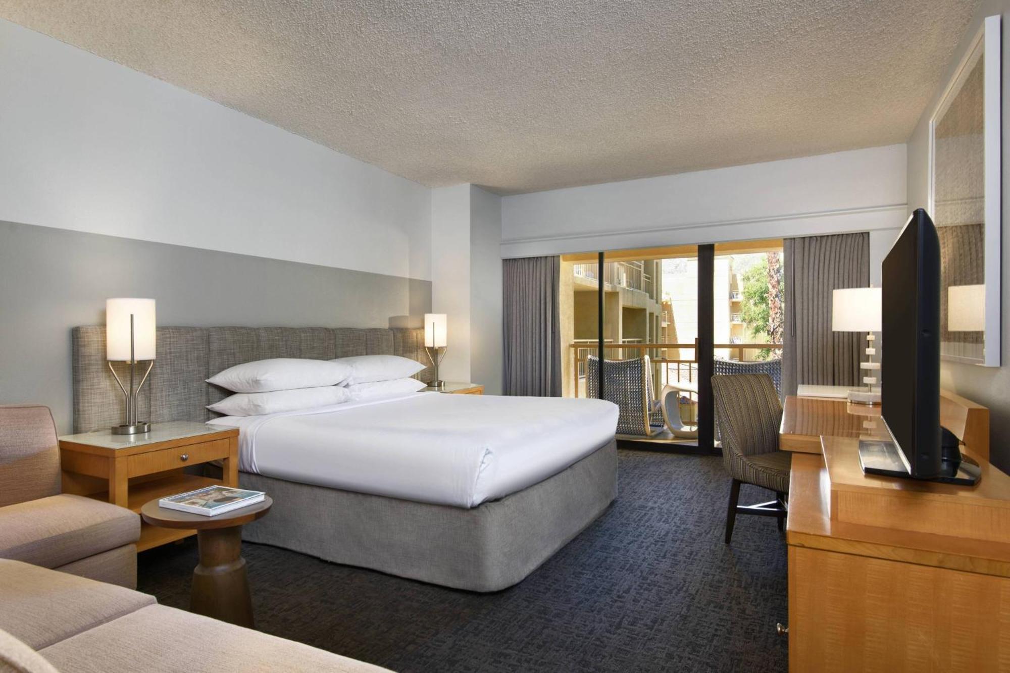 Zimmer mit Kingsize-Bett und Poolblick (keine Resortgebühren)