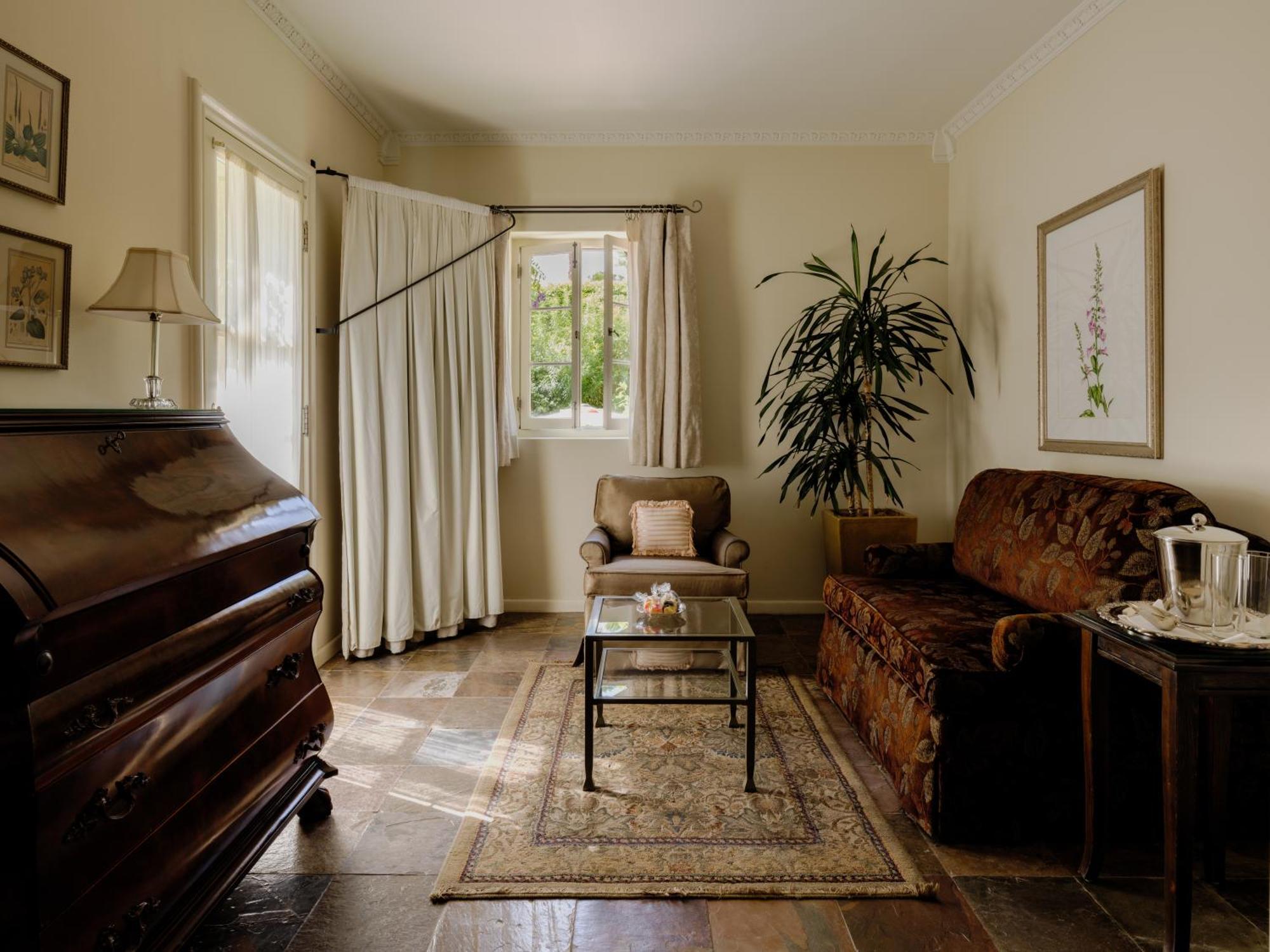 The Palm Room,1698922091:JPEG