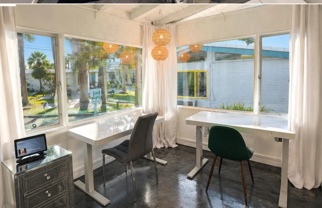A Place In The Sun Hotel - Adults Only Big Units, 24H Heated Pool & Spa In 1 Acre Park Prime Location, Dog Friendly, Top Midcentury Modern Boutique Hotel-1