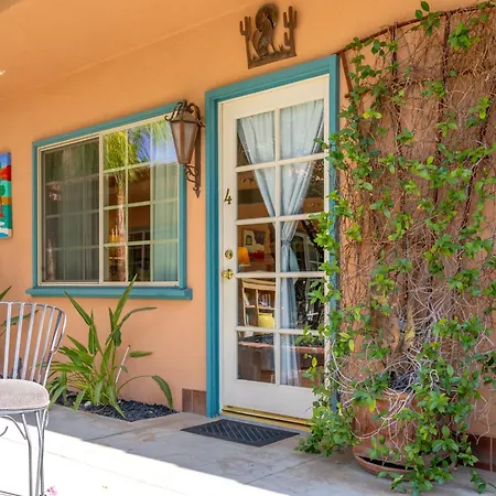 Coyote Inn - 21 And Over - A Town & Desert Boutique Hotel-2