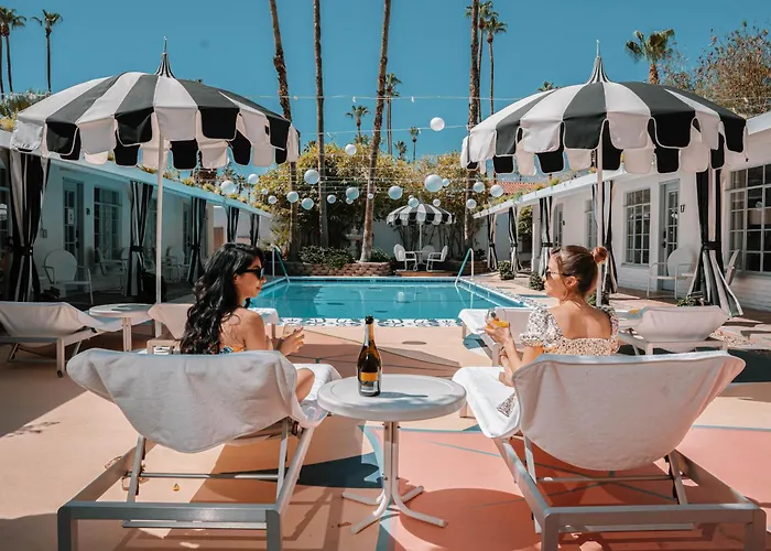 Downtown Palm Springs Sunny Poolside Suite