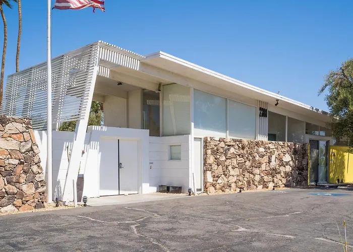 The Monkey Tree By Avantstay Palm Springs