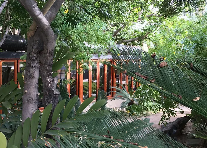 Palm Springs HotelsGetaways At Tennis Club